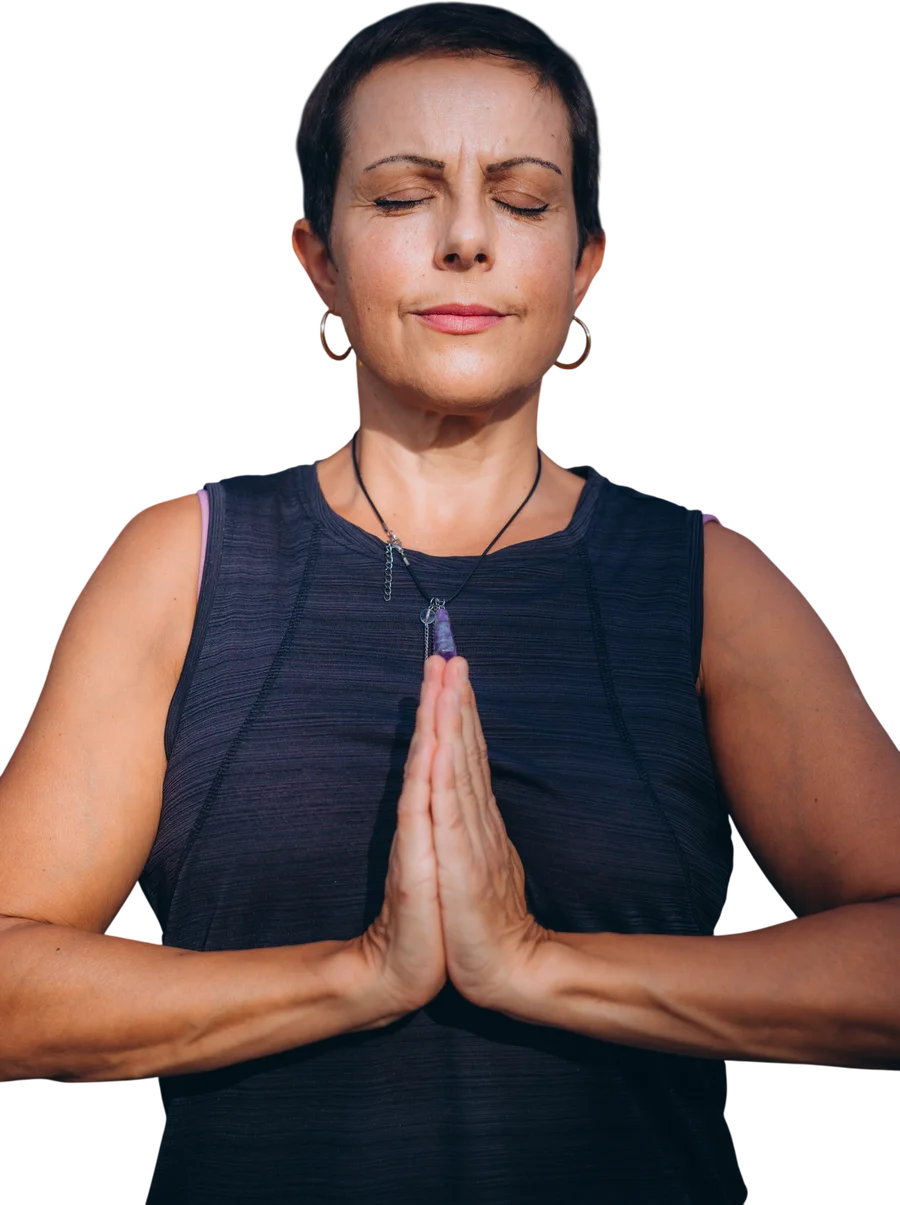 Reme, guía de meditación, con los ojos cerrados y las manos juntas frente al pecho